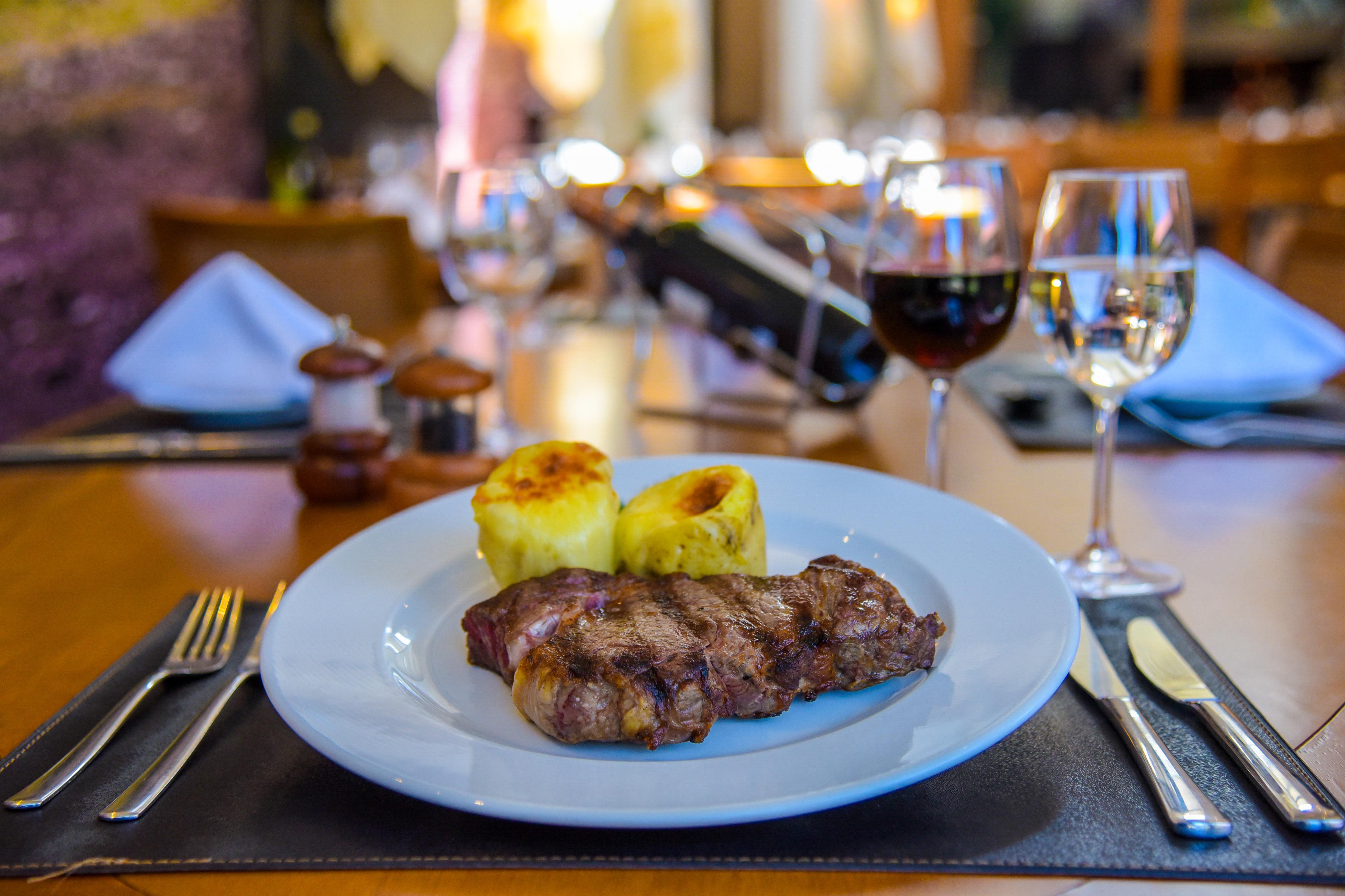 Wish Serrano Resort Gramado Exterior foto A steak with baked apples