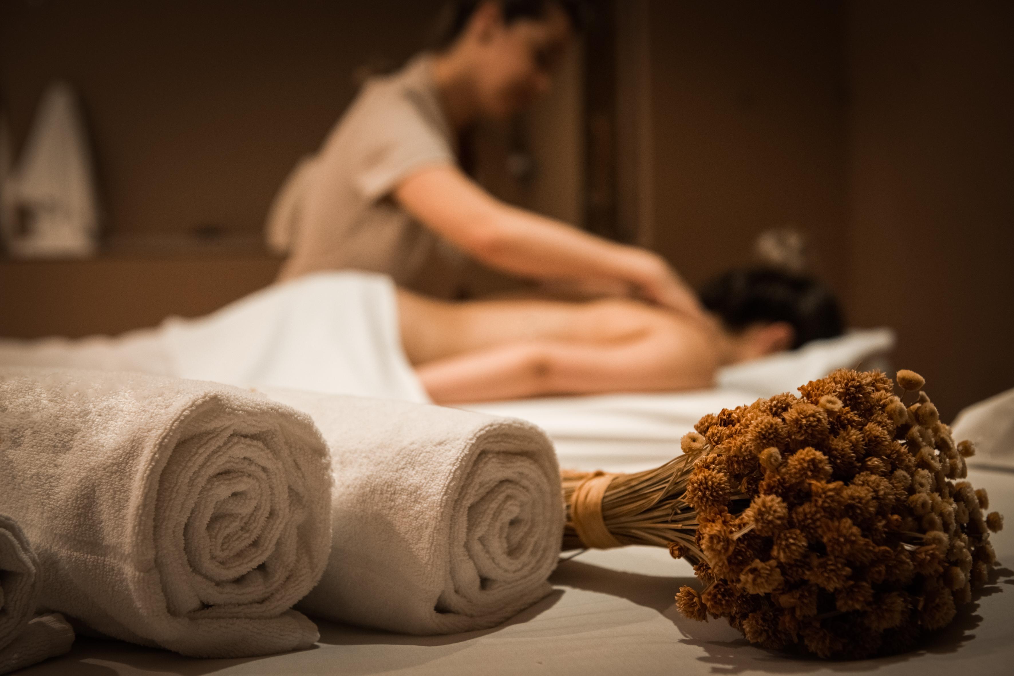 Wish Serrano Resort Gramado Exterior foto A woman receiving a massage